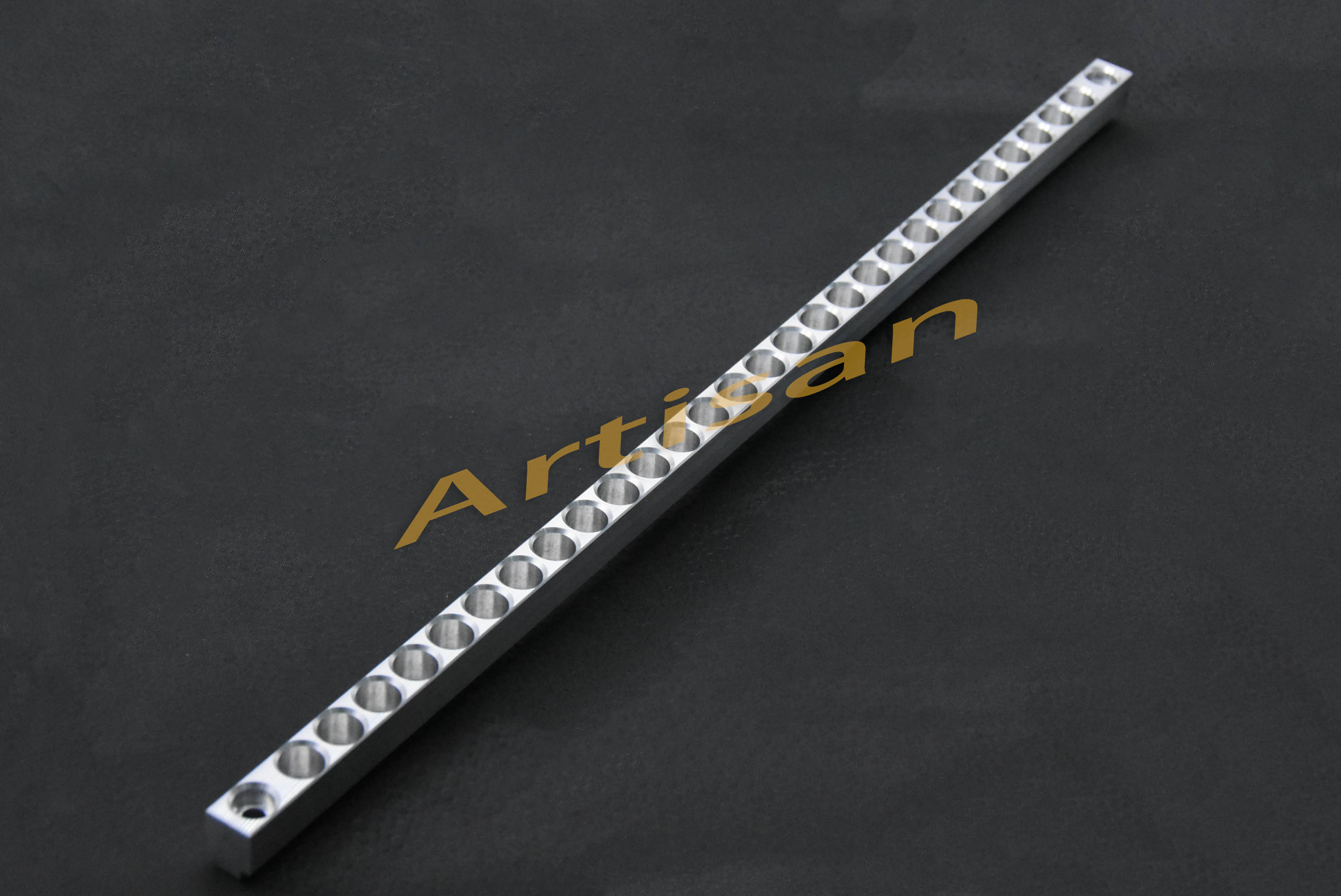 <strong>電子類(lèi)精密加工：定位孔板</strong>