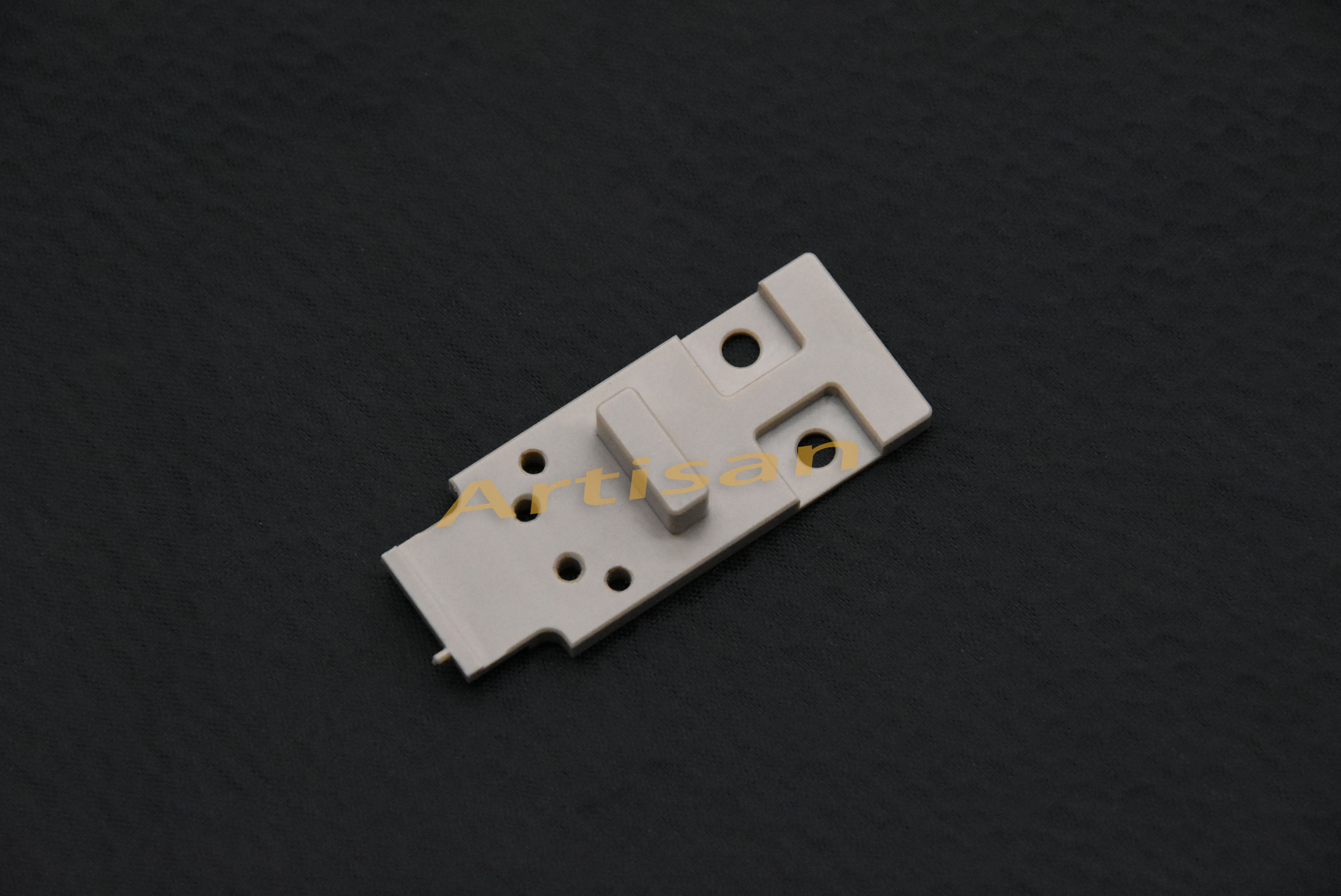 <strong>電子類(lèi)精密件加工：塑料塊2</strong>